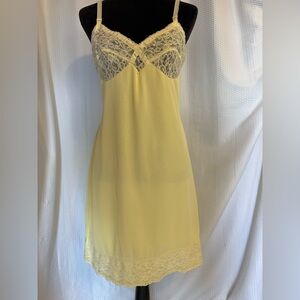 Carol Brent vintage butter yellow lace accent full slip size medium